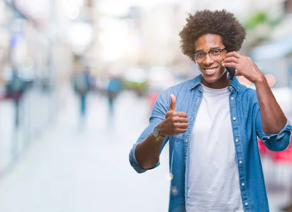 Afro Americano Uomo Che Parla Telefono Sfondo Isolato Felice Con — Foto Stock