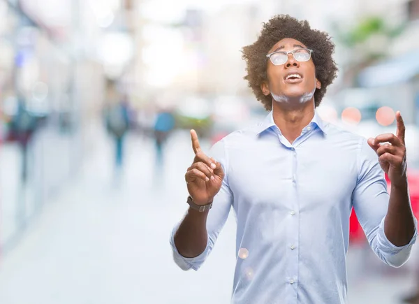 Afro Americano Homem Negócios Vestindo Óculos Sobre Fundo Isolado Espantado — Fotografia de Stock