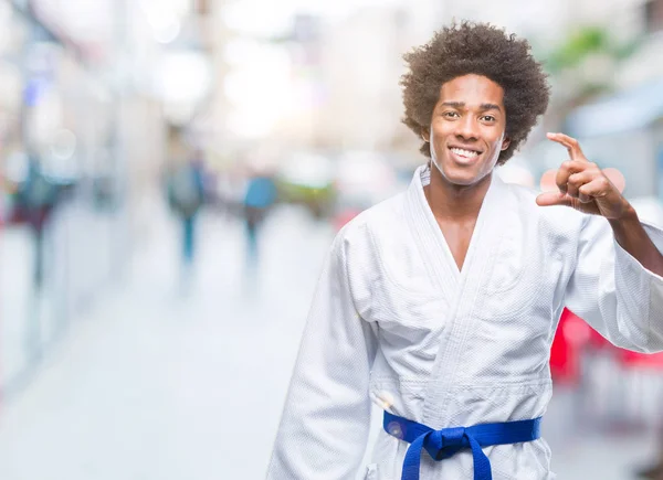 Hombre Afroamericano Que Usa Kimono Karate Sobre Fondo Aislado Sonriendo — Foto de Stock