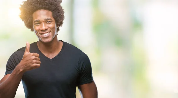 Hombre Afroamericano Sobre Fondo Aislado Haciendo Feliz Gesto Pulgares Hacia — Foto de Stock