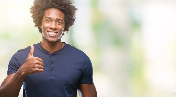 Afroamerikanischer Mann Mit Isoliertem Hintergrund Macht Glückliche Daumen Nach Oben — Stockfoto