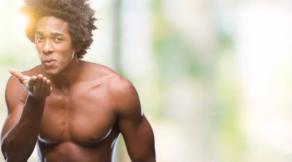 Afro Americký Shirtless Chlap Ukazující Nahé Tělo Izolované Pozadí Při — Stock fotografie