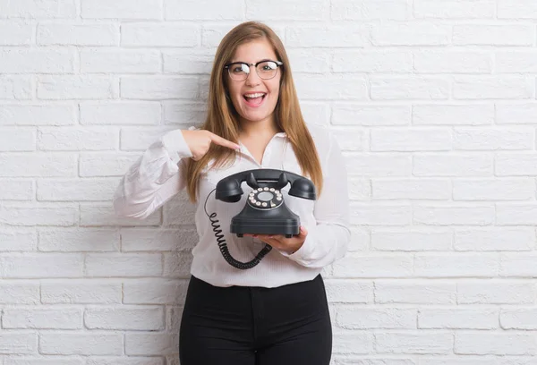 Ung Vuxen Kvinna Över Vit Tegelvägg Holding Vintage Telefon Med — Stockfoto