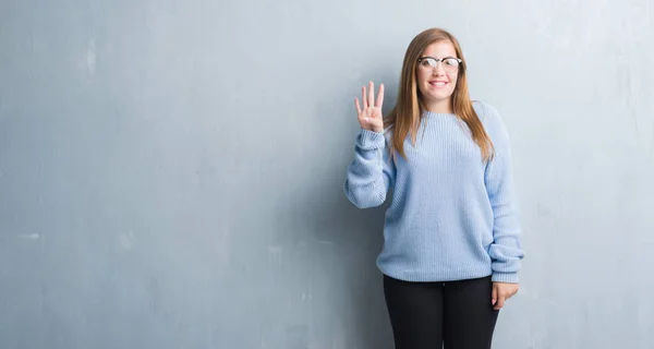 Junge Erwachsene Frau Über Grauer Grunge Wand Mit Brille Die — Stockfoto