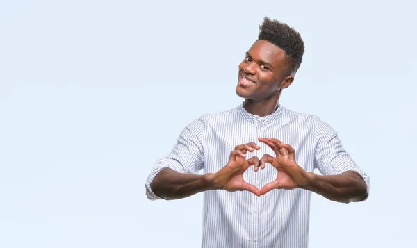 Молодой Африканский Американец Изолированном Фоне Улыбается Любви Показывая Символ Сердца — стоковое фото