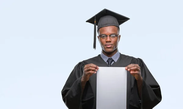 ヤング卒業深刻なスマートの顔の考え方に自信を持って式に分離された背景に白紙の学位を保持するアフリカ系アメリカ人 — ストック写真