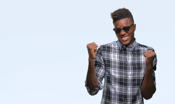 Young African American Man Wearing Sunglasses Isolated Background Very Happy — Stock Photo, Image
