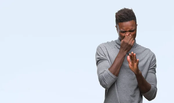 Hombre Afroamericano Joven Sobre Fondo Aislado Oliendo Algo Apestoso Asqueroso —  Fotos de Stock