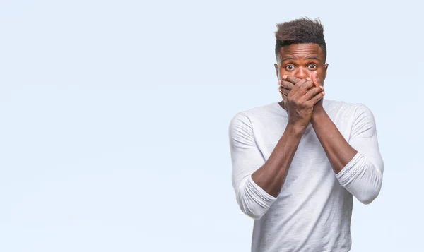 Unga Afroamerikanska Mannen Över Isolerade Bakgrund Chockad Som Täcker Munnen — Stockfoto
