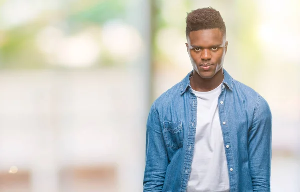 Unga Afroamerikanska Mannen Över Isolerade Bakgrund Med Allvarliga Uttryck Ansiktet — Stockfoto