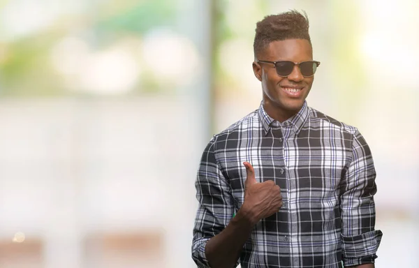 Jeune Homme Afro Américain Portant Des Lunettes Soleil Sur Fond — Photo