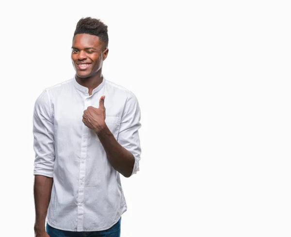 年轻的非洲裔美国人在孤立的背景下做快乐拇指手势与手 批准表达式看相机与显示成功 — 图库照片