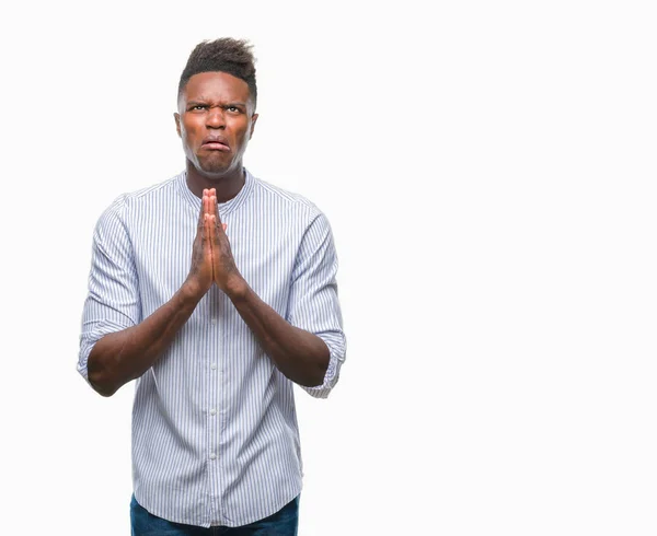 年轻的非洲裔美国人在孤立的背景乞讨和祈祷与希望表达在脸上非常情绪化和担心 请求宽恕 宗教概念 — 图库照片