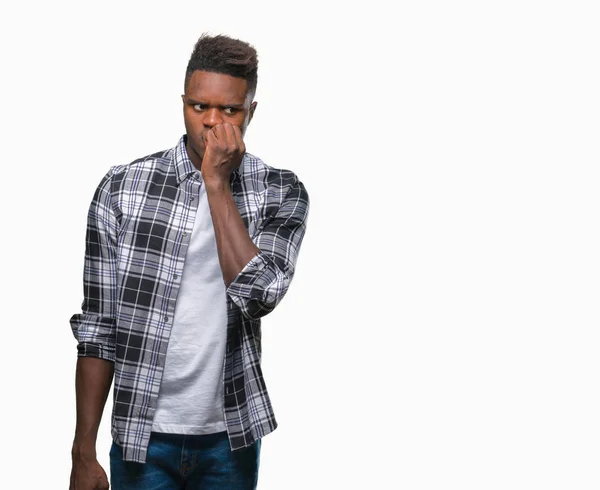 Νεαρός Αφρικανική Αμερικανική Άνθρωπος Πέρα Από Απομονωμένο Υπόβαθρο Ψάχνει Αγχωμένοι — Φωτογραφία Αρχείου