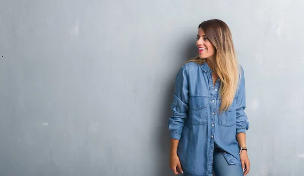 Giovane Donna Adulta Sul Muro Grigio Grunge Vestita Denim Che — Foto Stock