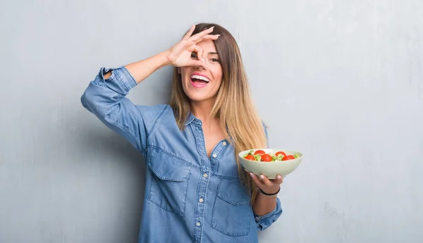 Jovem Mulher Adulta Sobre Parede Grunge Cinza Comendo Salada Tomate — Fotografia de Stock