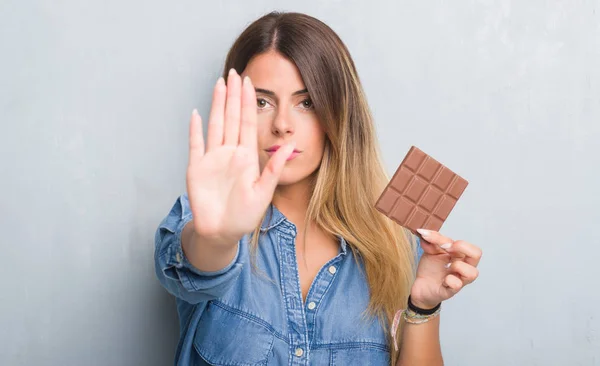 Junge Erwachsene Frau Über Grauer Grunge Wand Die Mit Offener — Stockfoto