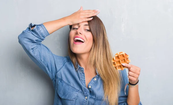 Junge Erwachsene Frau Über Grauer Grunge Wand Die Belgische Waffel — Stockfoto