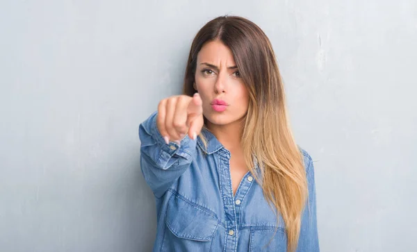 Joven Mujer Adulta Sobre Pared Grunge Gris Con Traje Mezclilla — Foto de Stock