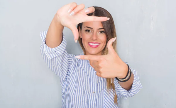 穿灰色墙的年轻成年妇女穿着商务衬衫微笑着用手和手指与快乐的脸做框架 创意与摄影理念 — 图库照片