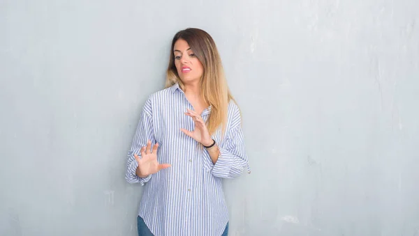 Jonge Volwassen Vrouw Grijs Grunge Muur Mode Zakelijke Outfit Dragen — Stockfoto