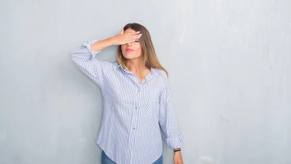 Junge Erwachsene Frau Über Grauer Grunge Wand Modischem Business Outfit — Stockfoto