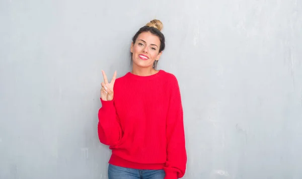 Mujer Adulta Joven Sobre Pared Gris Grunge Vistiendo Traje Invierno — Foto de Stock