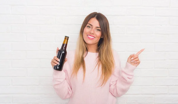 Yound Mujer Adulta Sobre Pared Ladrillo Blanco Sosteniendo Cerveza Muy — Foto de Stock