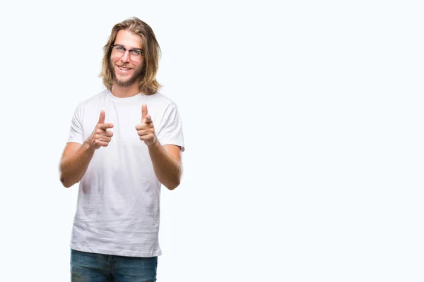 Joven Hombre Guapo Con Pelo Largo Con Gafas Sobre Fondo —  Fotos de Stock