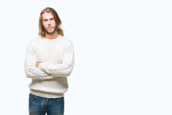 懐疑的な孤立した背景と組んだ腕で顔の神経 不賛成式冬のセーターを着ている髪の長い若いハンサムな男 否定的な人 — ストック写真