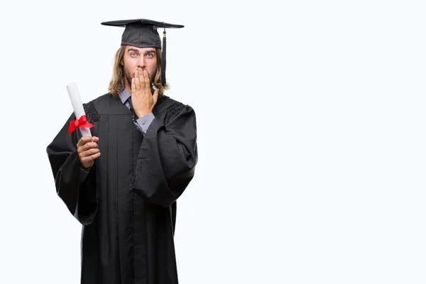 Joven Hombre Apuesto Graduado Con Pelo Largo Sosteniendo Grado Sobre — Foto de Stock