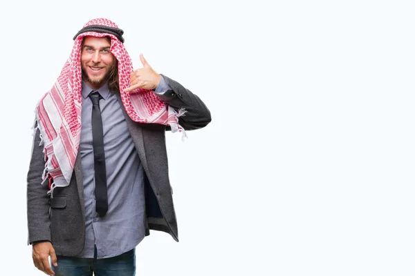 Młody Przystojny Mężczyzna Arabian Długimi Włosami Noszenie Kefija Białym Tle — Zdjęcie stockowe