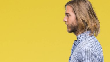 İzole arka tarafına, seyir üzerinde uzun saçlı Genç yakışıklı adam sakin ol kendine güvenen gülümseme ile doğal yüz pozuyla profili.