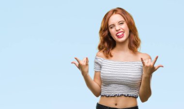 Genç güzel kadın deli ifade rock simge elle yapıyor ile bağırarak izole arka plan yüzünden. Müzik yıldızı. Ağır kavramı.