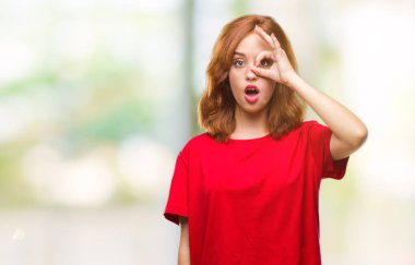 Sürpriz yüz, göz parmaklarının arasından seyir ile genç güzel kadın Tamam jest yapıyor izole arka plan yüzünden şok. İmansız ifade.