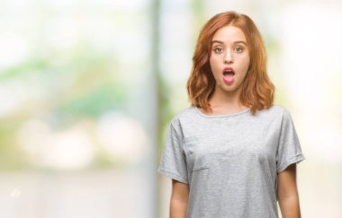 Genç güzel kadın izole arka plan korkuyor ve sürpriz ifade ile şok yüzünden korku ve yüz heyecanlı.