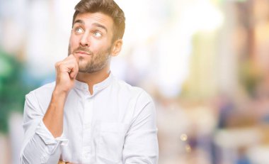 Yakışıklı delikanlı çene düşünme hakkında soru, dalgın ifade üzerine el ile izole arka plan üzerinde. Düşünceli yüzüyle gülümsüyor. Şüphe kavramı.