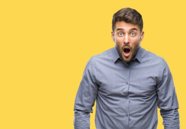 Genç yakışıklı adam korkuyor ve şok sürpriz ifade ile izole arka plan üzerinde korku ve yüz heyecanlı.