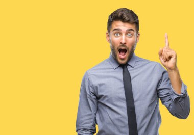 Genç yakışıklı iş adamı ile başarılı fikir parmağı yukarıyı izole arka plan üzerinde. Çıktıktan ve mutlu. Bir numara.