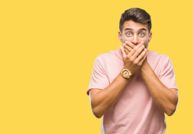 Yakışıklı delikanlı izole arka plan ağız hata için elleriyle kapsayan şok içinde. Gizli kavramı.