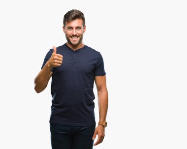 Yakışıklı delikanlı hareketi el ile mutlu yaşasın yapıyor izole arka plan üzerinde. Kameraya bakarak başarı gösteren ile ifade onaylama.