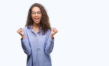 Duygu tezahürat gurur çığlık ve zafer ve başarı çok heyecanlı, kutluyor gözlük güzel genç İspanyol kadın