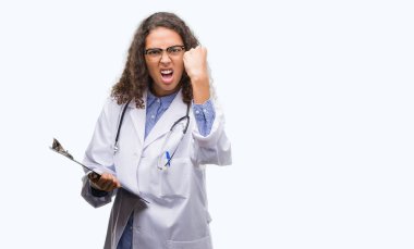 Bir pano tutan genç İspanyol doktor kadın rahatsız ve boşa çıkarmak ile öfke, çılgın da yükseltilmiş el ile bağırmaya kavramı öfke