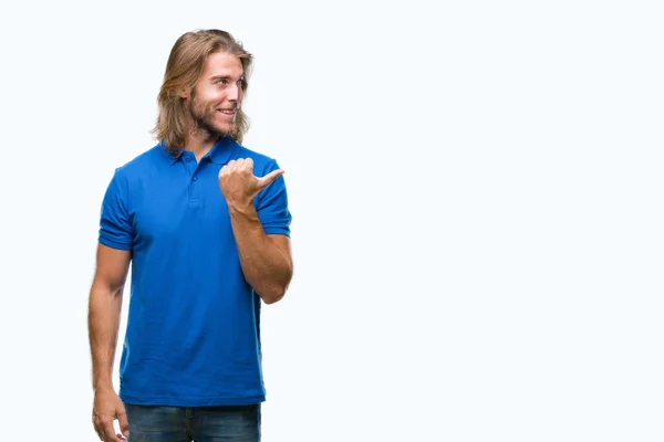 Joven Hombre Guapo Con Pelo Largo Sobre Fondo Aislado Sonriendo —  Fotos de Stock