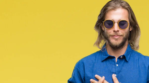 Junger Gutaussehender Mann Mit Langen Haaren Sonnenbrille Über Isoliertem Hintergrund — Stockfoto
