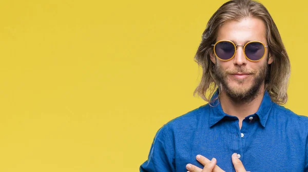 Homem Bonito Jovem Com Cabelos Longos Usando Óculos Sol Sobre — Fotografia de Stock