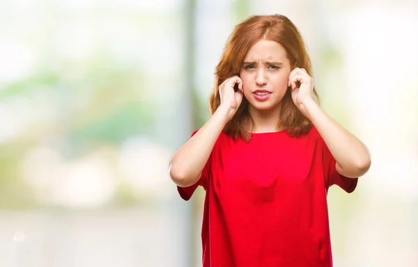 Jeune Belle Femme Sur Fond Isolé Couvrant Les Oreilles Avec — Photo