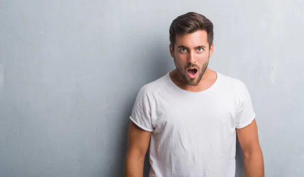 Guapo Joven Sobre Gris Pared Grunge Miedo Sorprendido Con Expresión — Foto de Stock