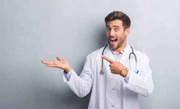 Bello Giovane Medico Uomo Oltre Grigio Grunge Muro Stupito Sorridente — Foto Stock