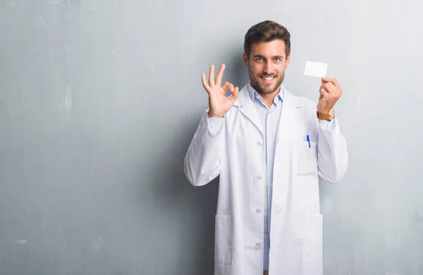 Guapo Joven Profesional Hombre Sobre Gris Grunge Pared Celebración Visita — Foto de Stock